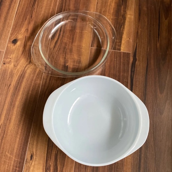 Vintage Pyrex  1 1/2 Quartz Bowl with Lid - Picture 3 of 4